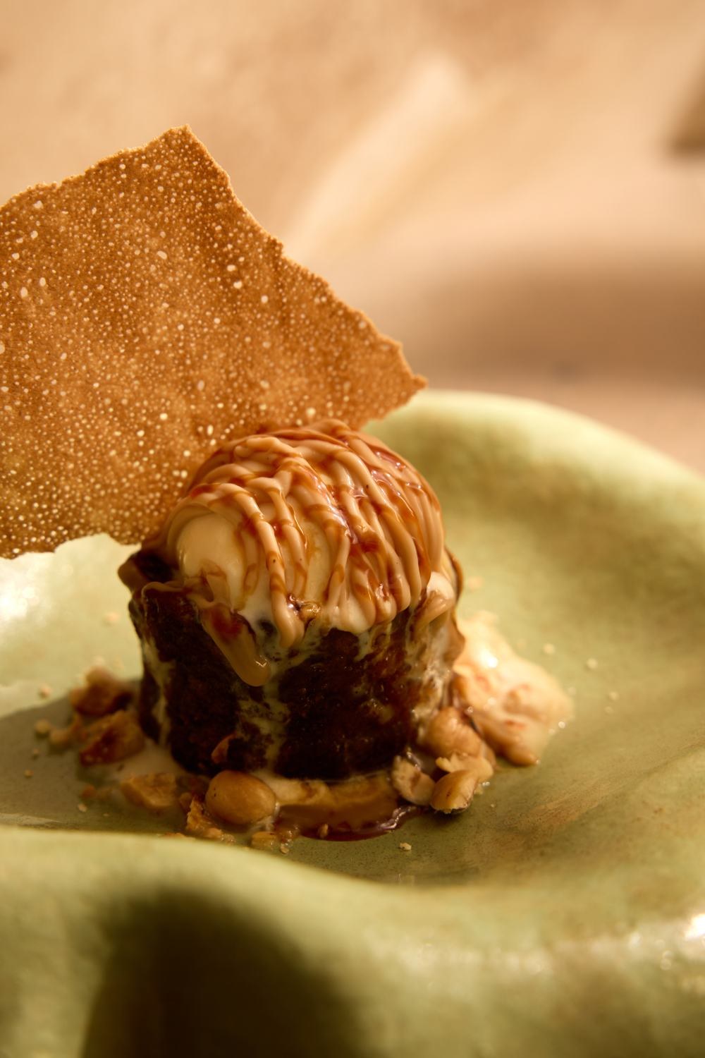 dāwa dessert with ice cream and tuile