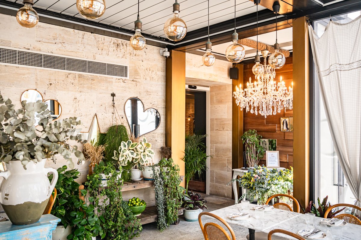 Villa Mamas Abu Dhabi dining room with crystal chandelier and hanging globe lights